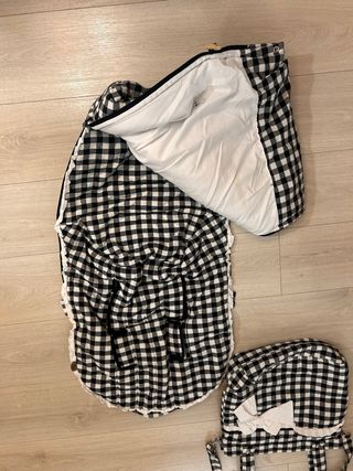 Saco bebé cuadro Vichy negro y bolsa a juego.