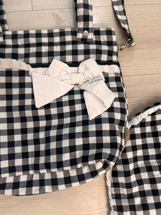 Saco bebé cuadro Vichy negro y bolsa a juego.