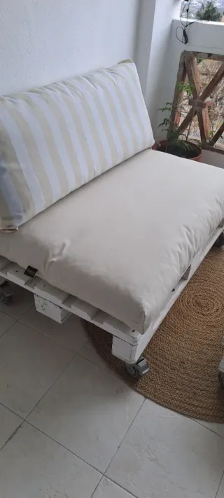Sofá y mesa de palets con ruedas