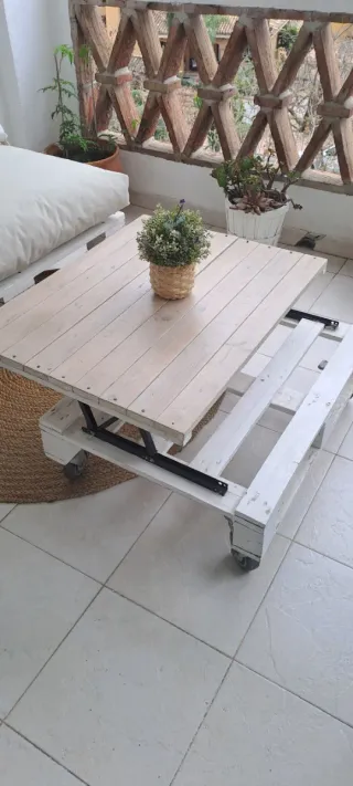 Sofá y mesa de palets con ruedas