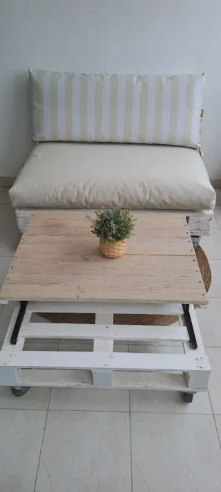 Sofá y mesa de palets con ruedas