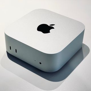 Mac mini M4 + Monitor + Accesorios