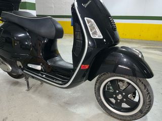 Vespa GTS Super 125 Negra