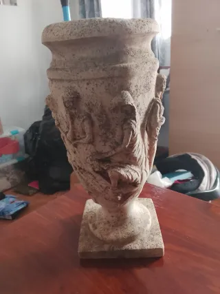 Jarrón antiguo de marmolina religioso