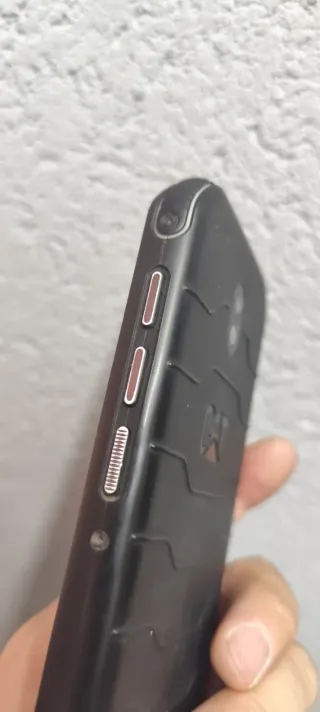 Telefono CAT Nero e Samsung Galaxy J5