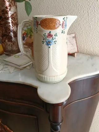 Jarrón antiguo de cerámica con flores