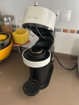 Cafetera Nespresso Vertuo Negra y Gris