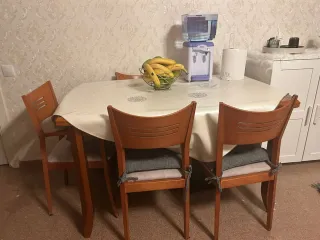 Mesa de comedor de madera + Sillas