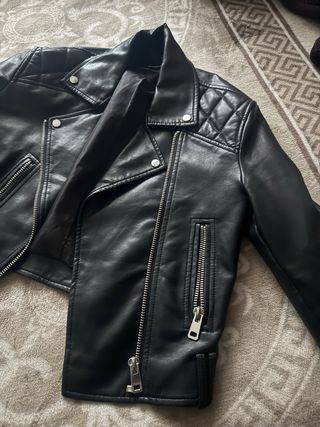 Chaqueta polipiel negra