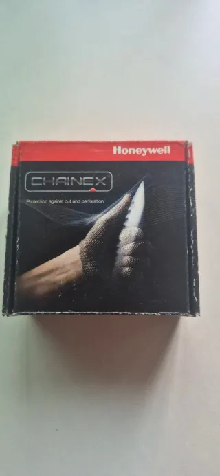 Guante de malla metálica sin estrenar.