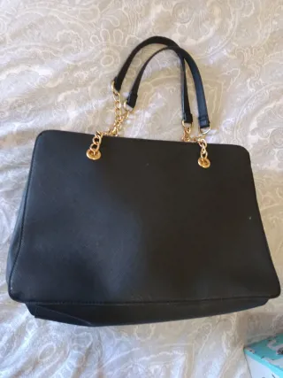 Bolso negro mediano con detalles dorados