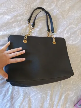 Bolso negro mediano con detalles dorados