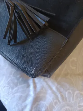 Bolso negro mediano con detalles dorados