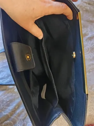 Bolso negro mediano con detalles dorados