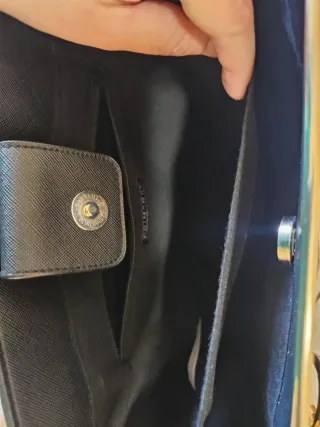 Bolso negro mediano con detalles dorados