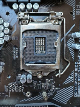 Procesador Intel i3 10105f con Placa Z490