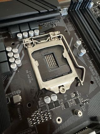 Procesador Intel i3 10105f con Placa Z490