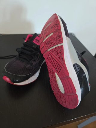 Scarpe da ginnastica Puma nere e fucsia