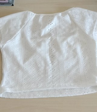 Crop top blanco con bordado