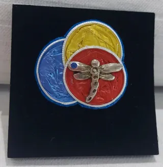 6 Broches Artesanales y un colgante.