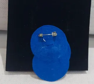 6 Broches Artesanales y un colgante.