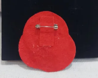 6 Broches Artesanales y un colgante.