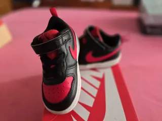 Sneakers Nike per Bambini Nere e Rosse
