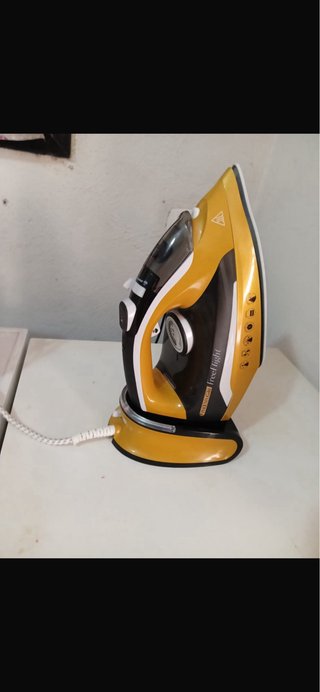 Ferro da stiro giallo e nero
