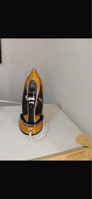 Ferro da stiro giallo e nero