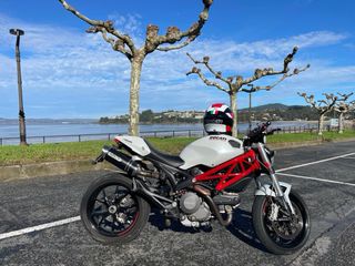 Ducati Monster 796 - Roja y Blanca