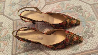 Zapatos de tacón MariPaz dorados y rojos