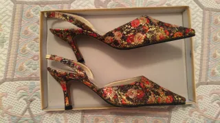 Zapatos de tacón MariPaz dorados y rojos