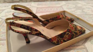 Zapatos de tacón MariPaz dorados y rojos