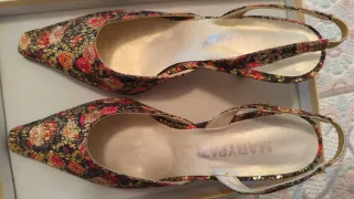 Zapatos de tacón MariPaz dorados y rojos