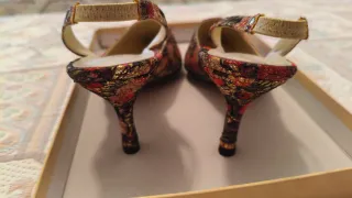 Zapatos de tacón MariPaz dorados y rojos