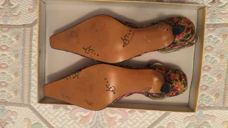 Zapatos de tacón MariPaz dorados y rojos