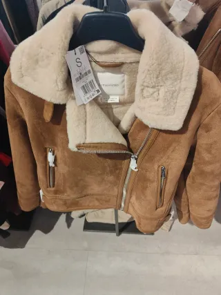 Chaqueta Stradivarius efecto ante forrada Talla S