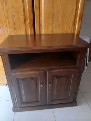 Mueble de madera con puertas