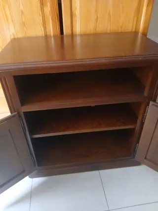 Mueble de madera con puertas