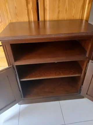 Mueble de madera con puertas
