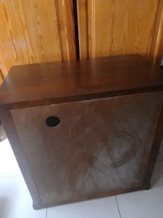 Mueble de madera con puertas