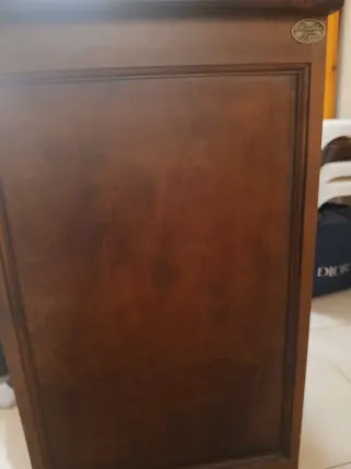Mueble de madera con puertas