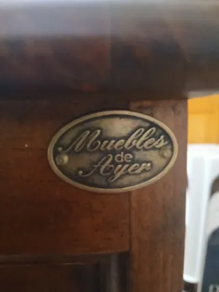 Mueble de madera con puertas