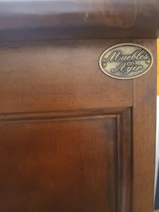 Mueble de madera con puertas