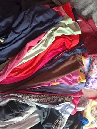 Pantalones vaqueros y rojos