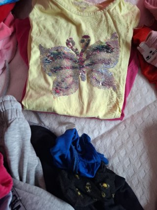 Pantalones vaqueros y rojos