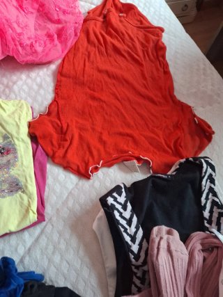 Pantalones vaqueros y rojos