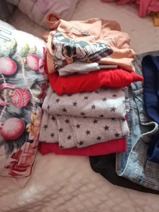 Pantalones vaqueros y rojos