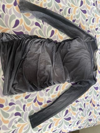 Vestido gris de malla con manga larga