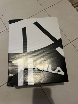 Tênis Fila Preto e Vermelho